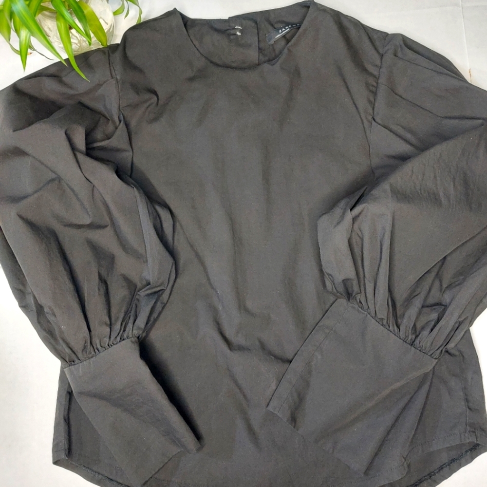 ZARA Women tops with puff sleeves and white buttons on back. Size M